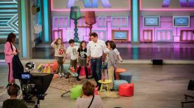 Albert Rivera, junto a unos niños, intentando bailar el 'swish swish'. Twitter: @Albert_Rivera