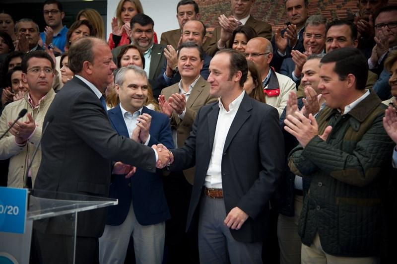 JosÃ© Antonio Monago saluda a JosÃ© GarcÃ­a Lobato en un acto del Partido Popular.