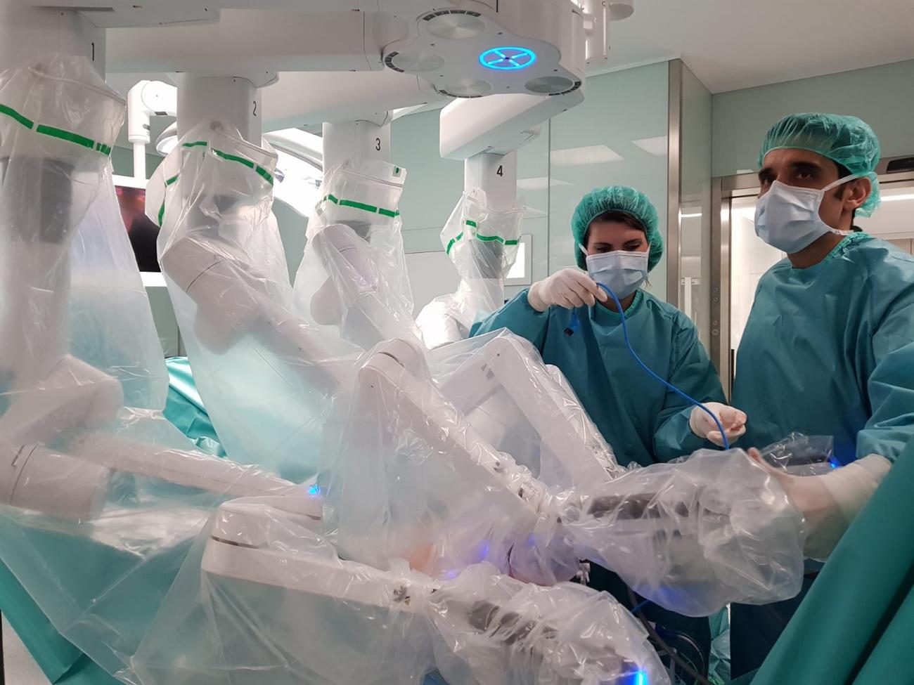 El Dr. Cabello (dcha), colocando los brazos del robot quirúrgico.