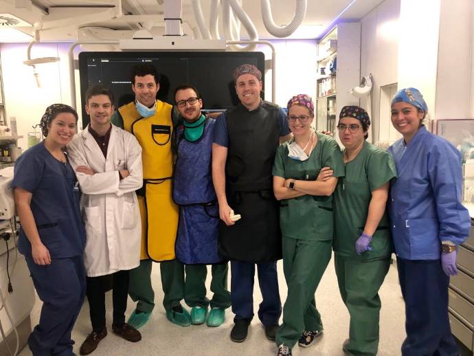 El Dr. Crespo (de amarillo) junto al resto del equipo El Dr. Crespo (de amarillo) junto al resto del equipo