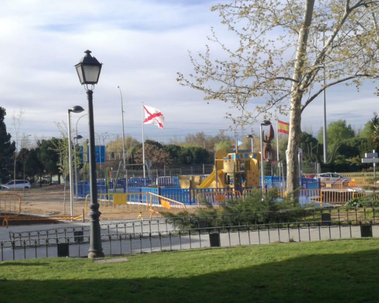 Un parque en Alcorcón amanece con la Cruz de Borgoña