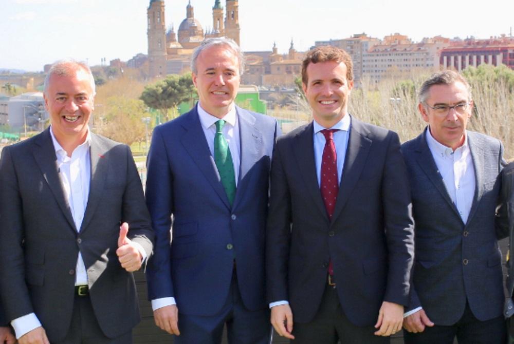 Javier Campoy (izquierda, con el pulgar levantado), junto a Pablo Casado y Luis María Beamonte (derecha) - Fabián Simón Europa Press