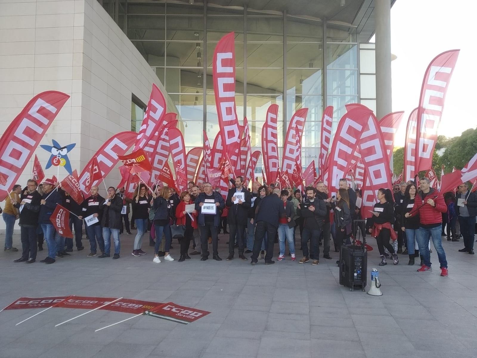 Concentración sindical ante la Junta de CaixaBank. EuropaPress