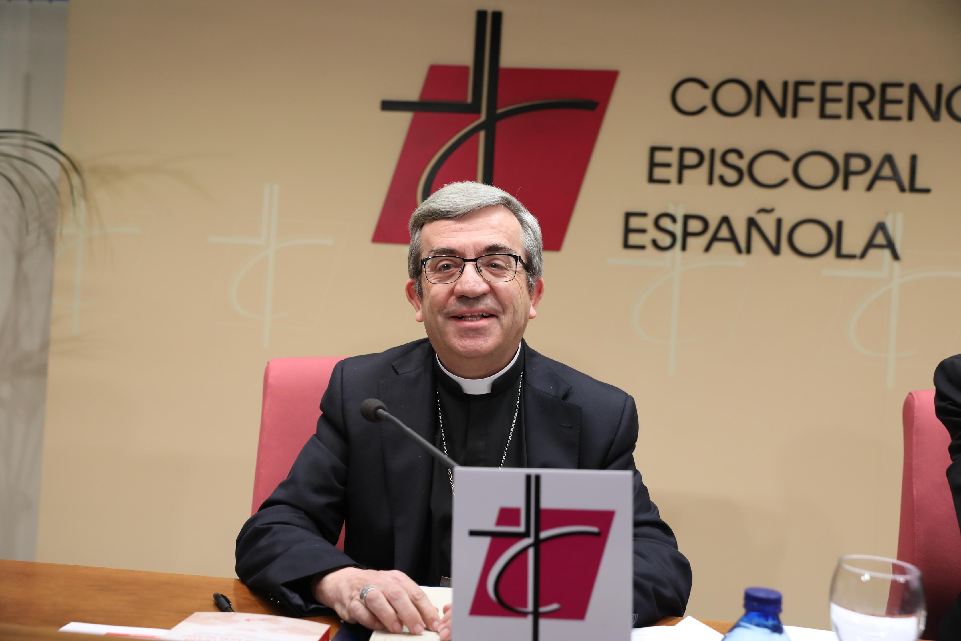 El secretario general de la Conferencia Episcopal monseñor Luis J Argüello en rueda de prensa. Europa Press.