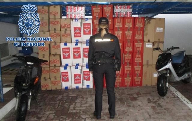 Agente con las cajas de tabaco- Policía Nacional
