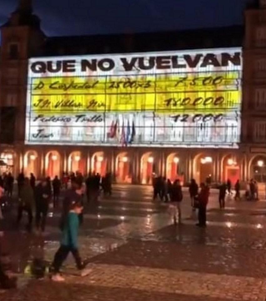 Los Papeles de Bárcenas proyectados en una fachada de la Plaza Mayor