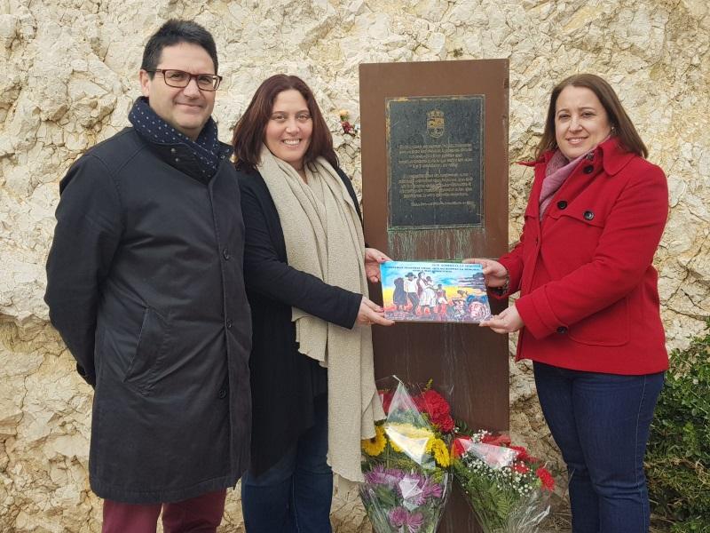 Miembros del equipo de Gobierno de Rincón de la Victoria con la alcaldesa socialista, Encarnación Anaya, conmemoran la "Desbandá".