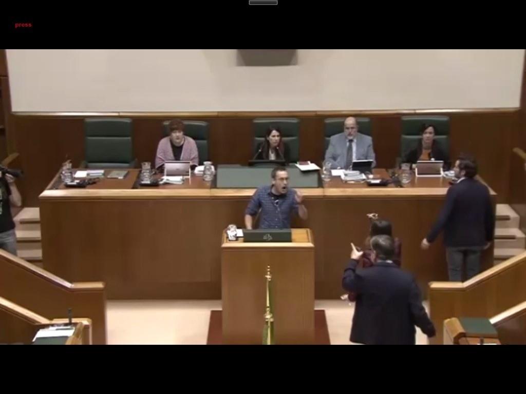 Julen Arzuaga durante el rifi rafe con representantes de asociaciones de policías en el Parlamento. EP