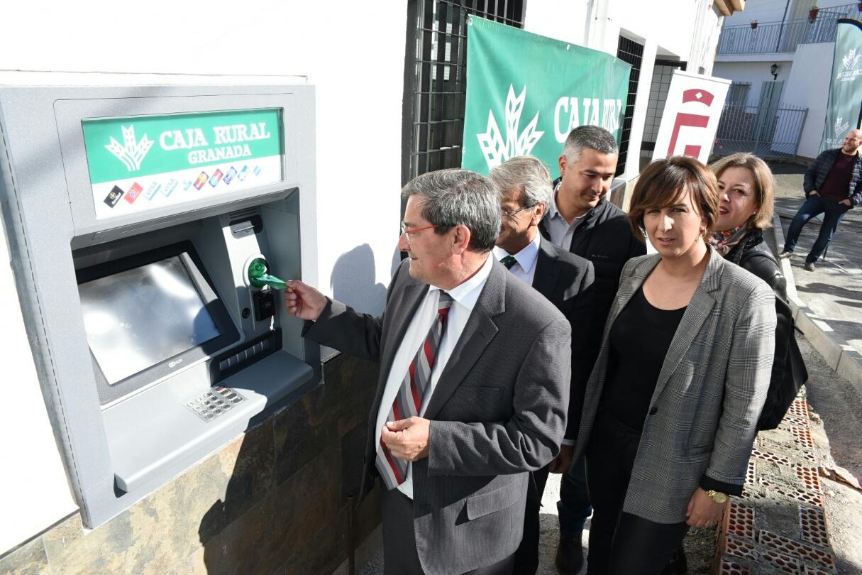 El presidente de la Diputación de Granada, José Entrena, junto a otras autoridades, el día de la inauguración del cajero.