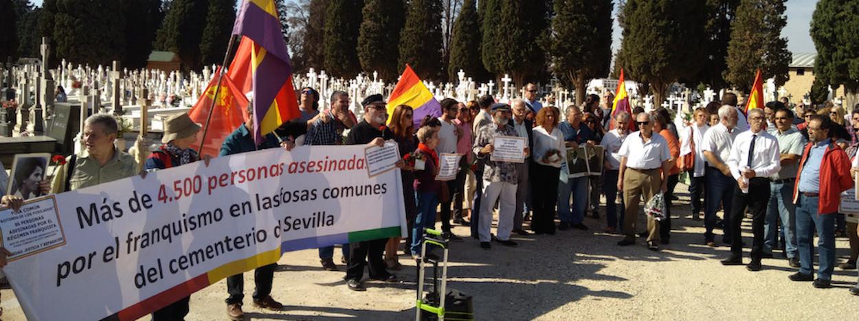 Concentración de familiares de víctimas enterradas en las fosas del cementerio de Sevilla.