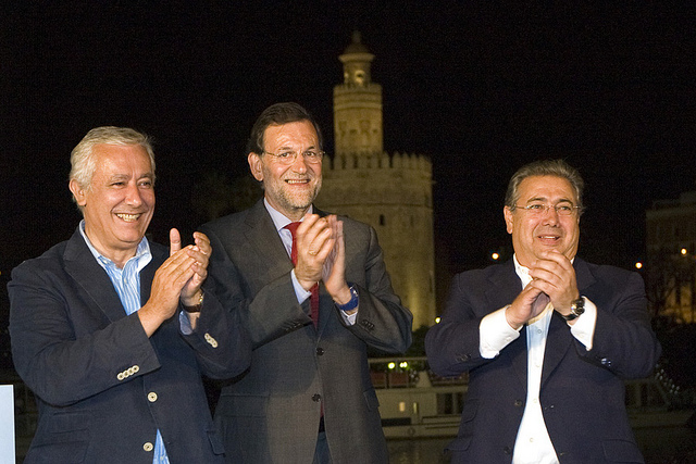 Zoido o 'la calle es mía': Sevilla prohíbe jugar a dominó en las terrazas y tapear de pie