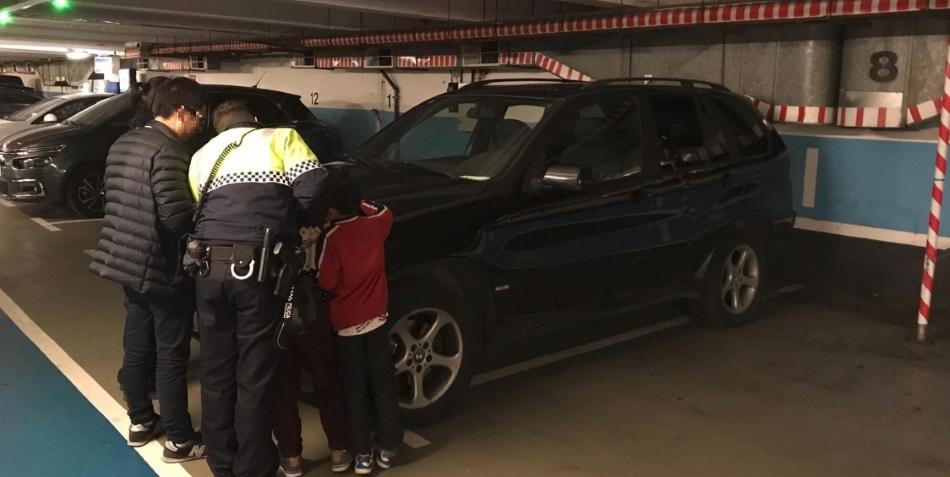 La Policía toma nota al padre que dejó solos a sus hijos en un parking. Twitter