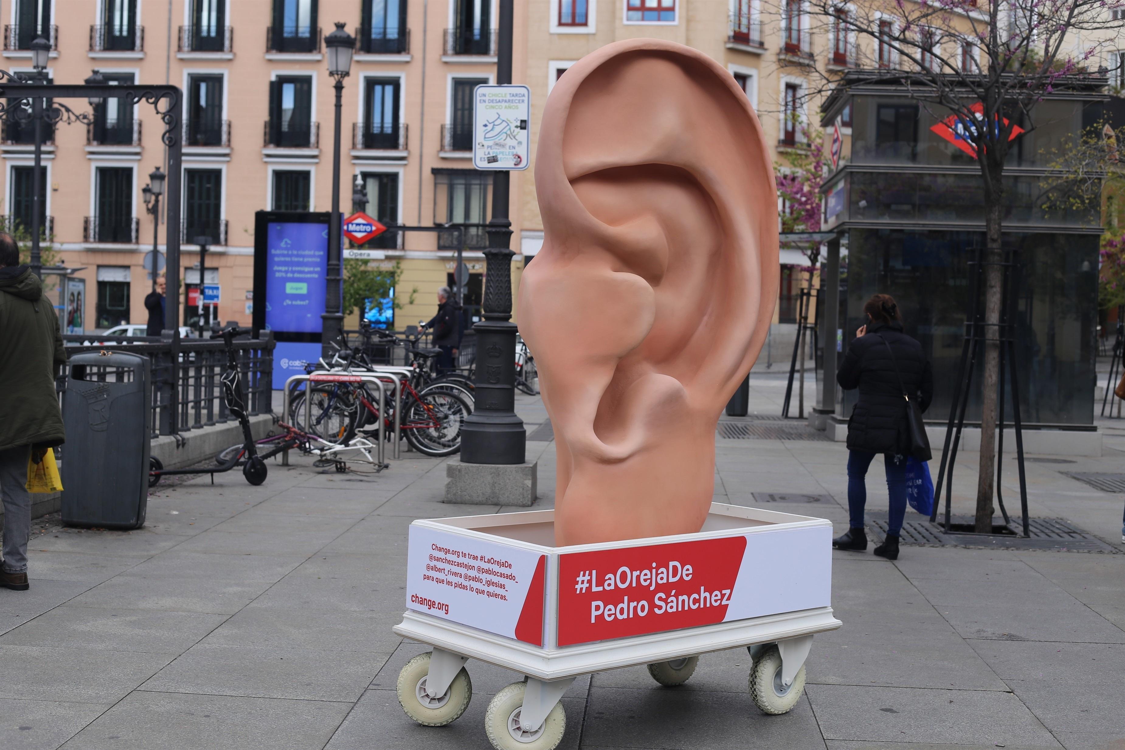 Una oreja de más de dos metros en Ópera instalada por Change.Org. EuropaPress 