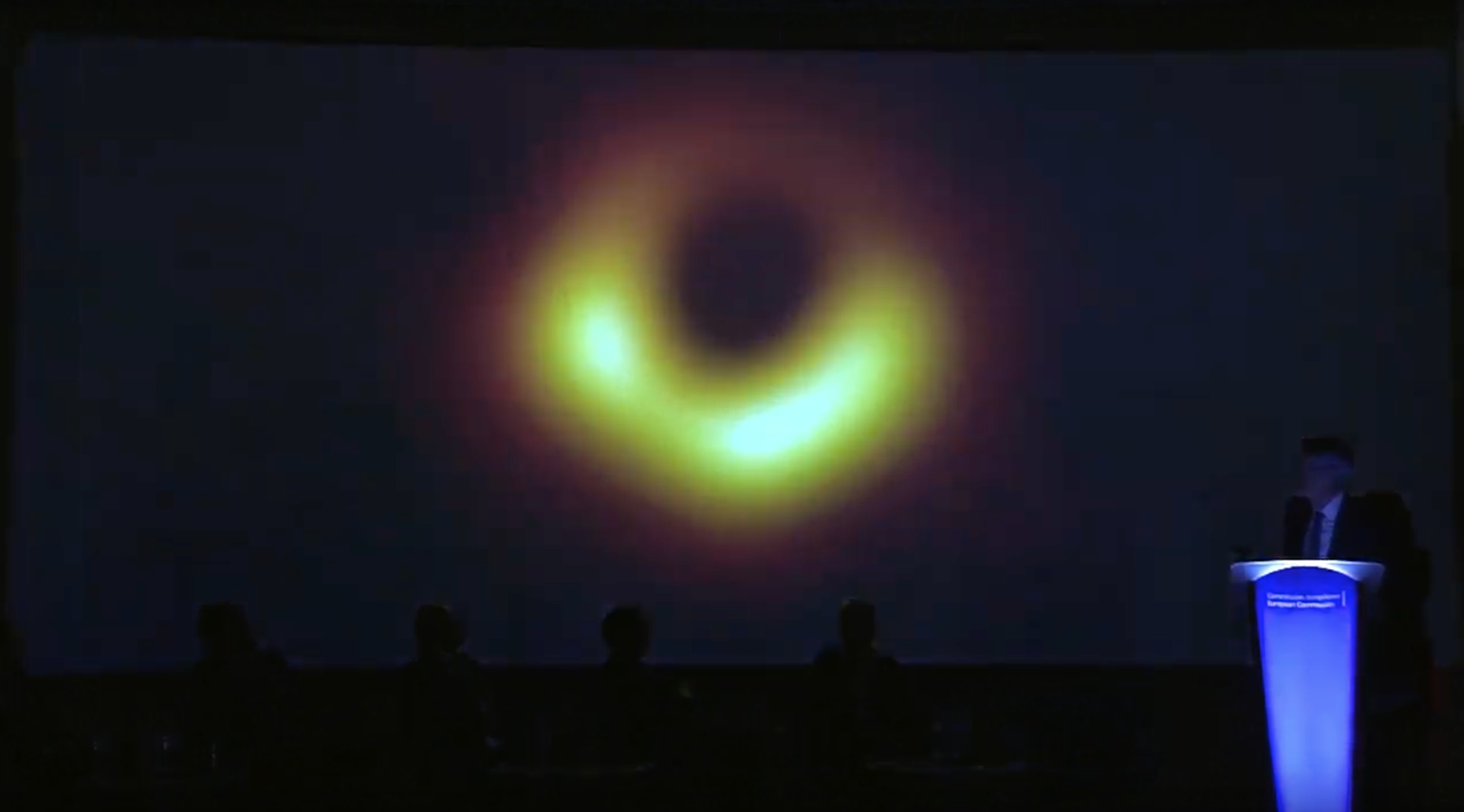 Primera imagen de la historia de un agujero negro.