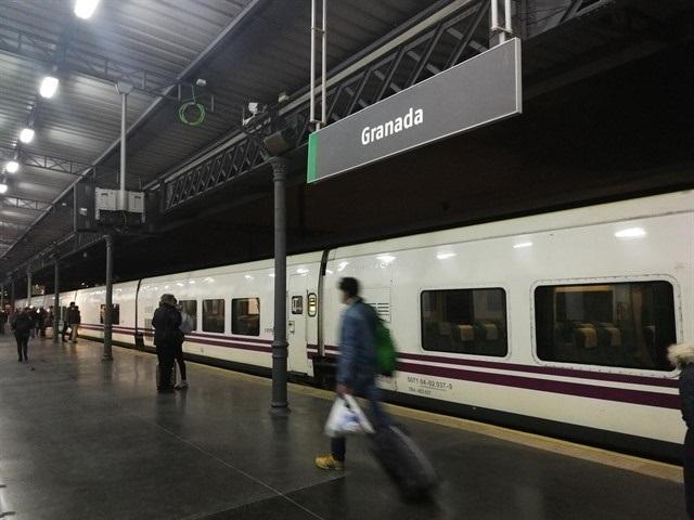 Viajeros descienden de un tren la estación de Granada - RENFE