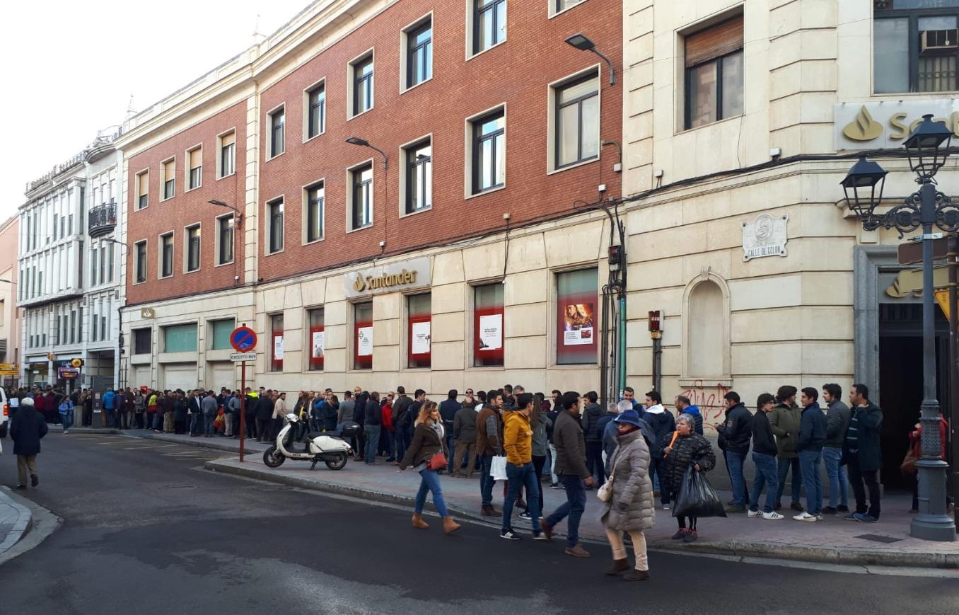 Colas en Palencia para escuchar a Santiago Abascal