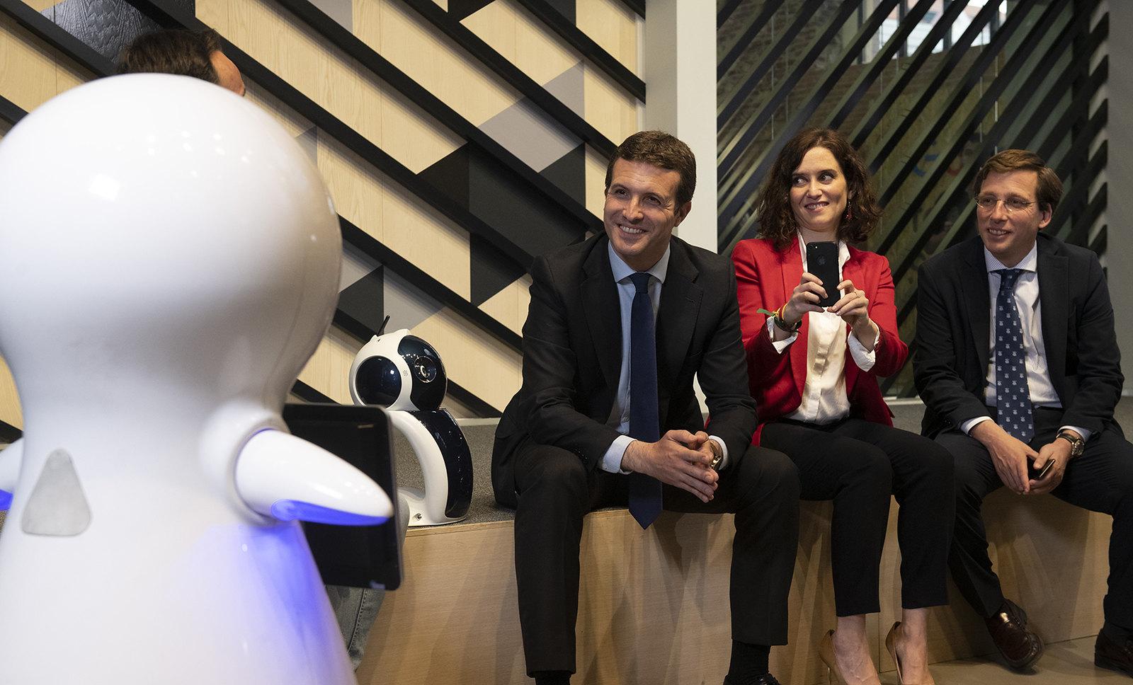 Pablo Casado, Isabel Díaz Ayuso y José Luis Martínez Almeida en su visita al Campus de Google. FLICKR