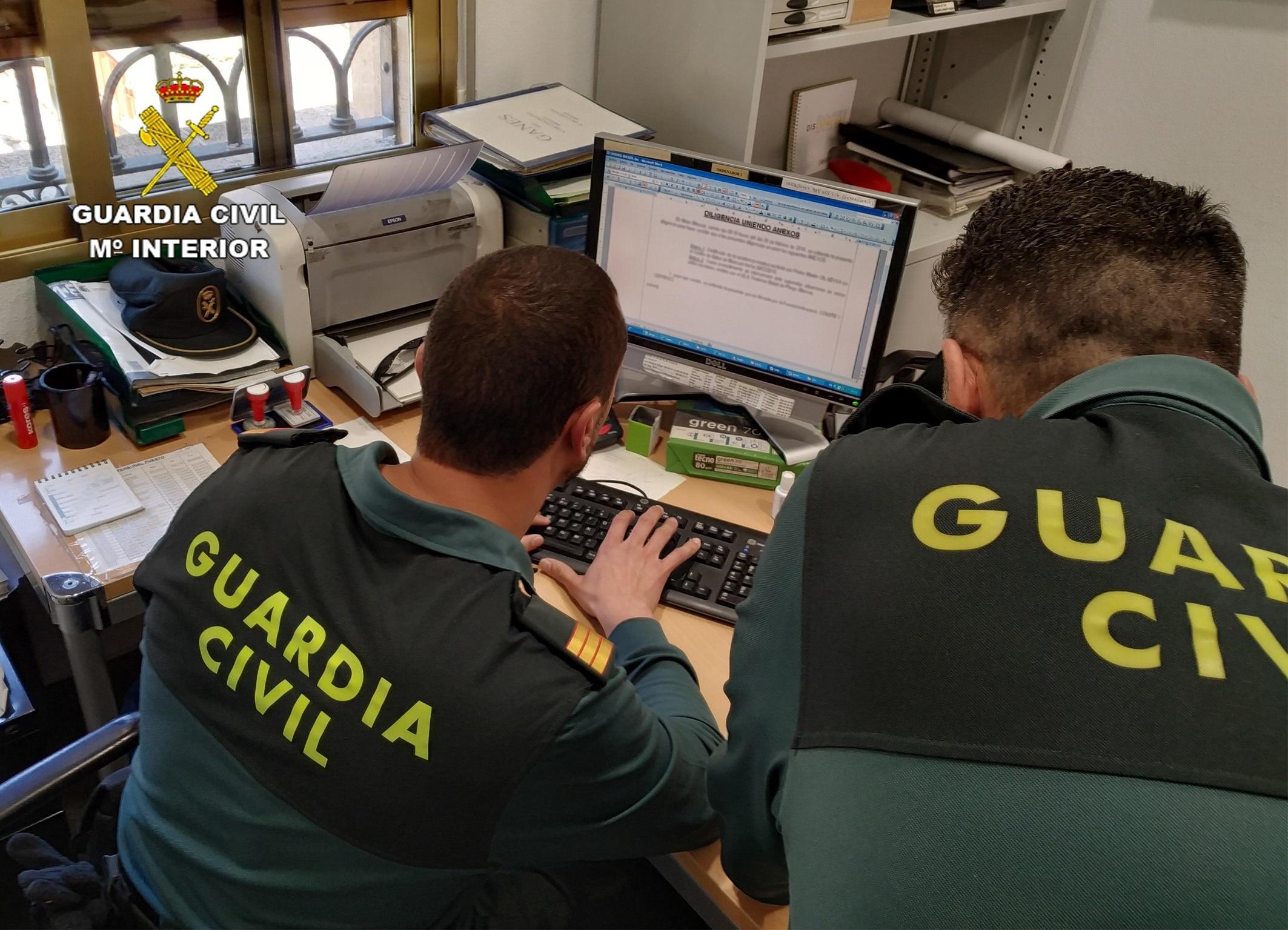 Dos agentes de la Guardia Civil durante una investigación. Imagen archivo