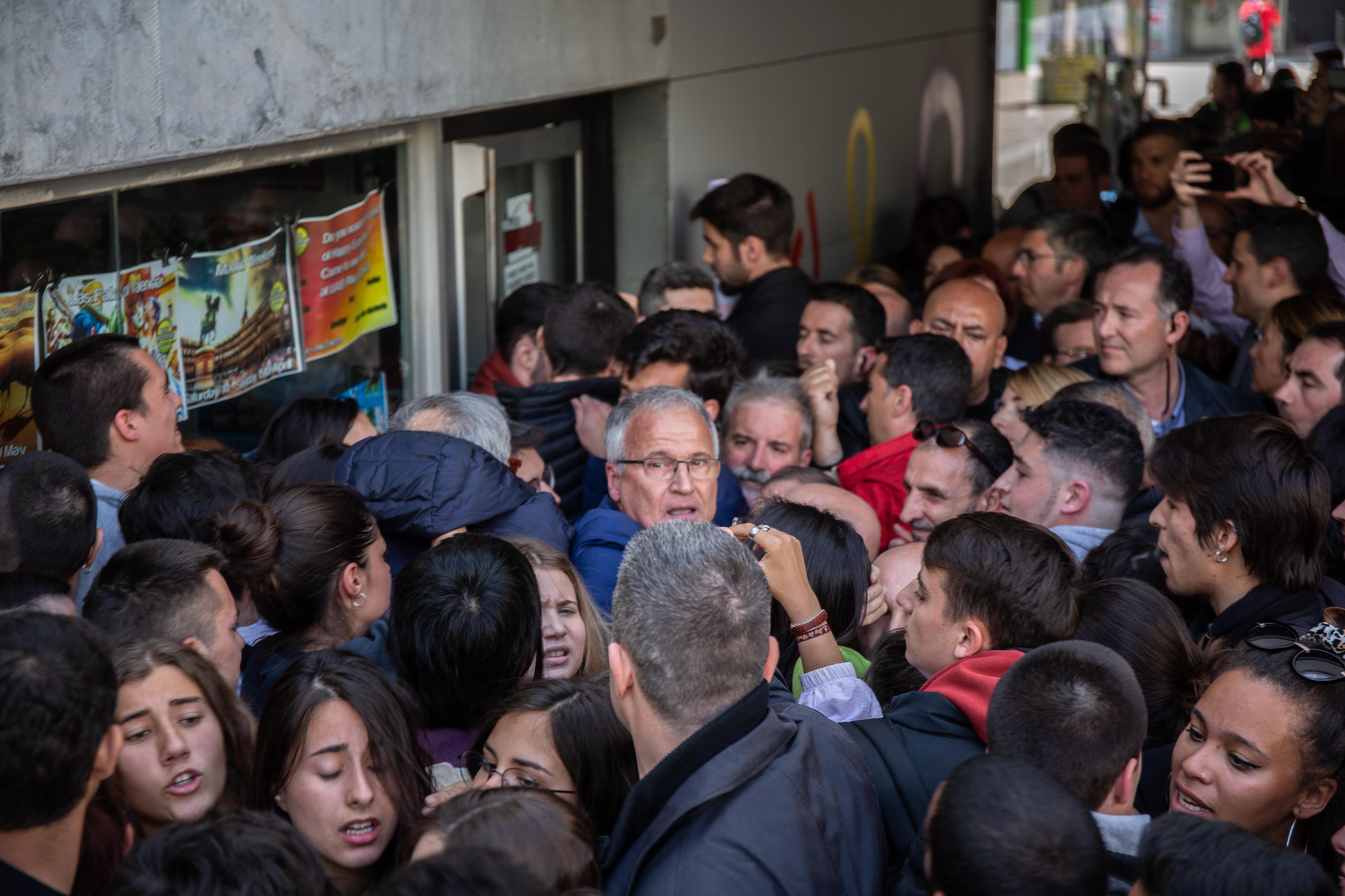 Un tumulto de gente espera en la Universidad Autonóma de Barcelona  a la cabeza de lista al Congreso del PP por Barcelona Cayetana Álvarez de Toledo para abuchearla a la salida de un acto organizado por la entidad. EuropaPress 