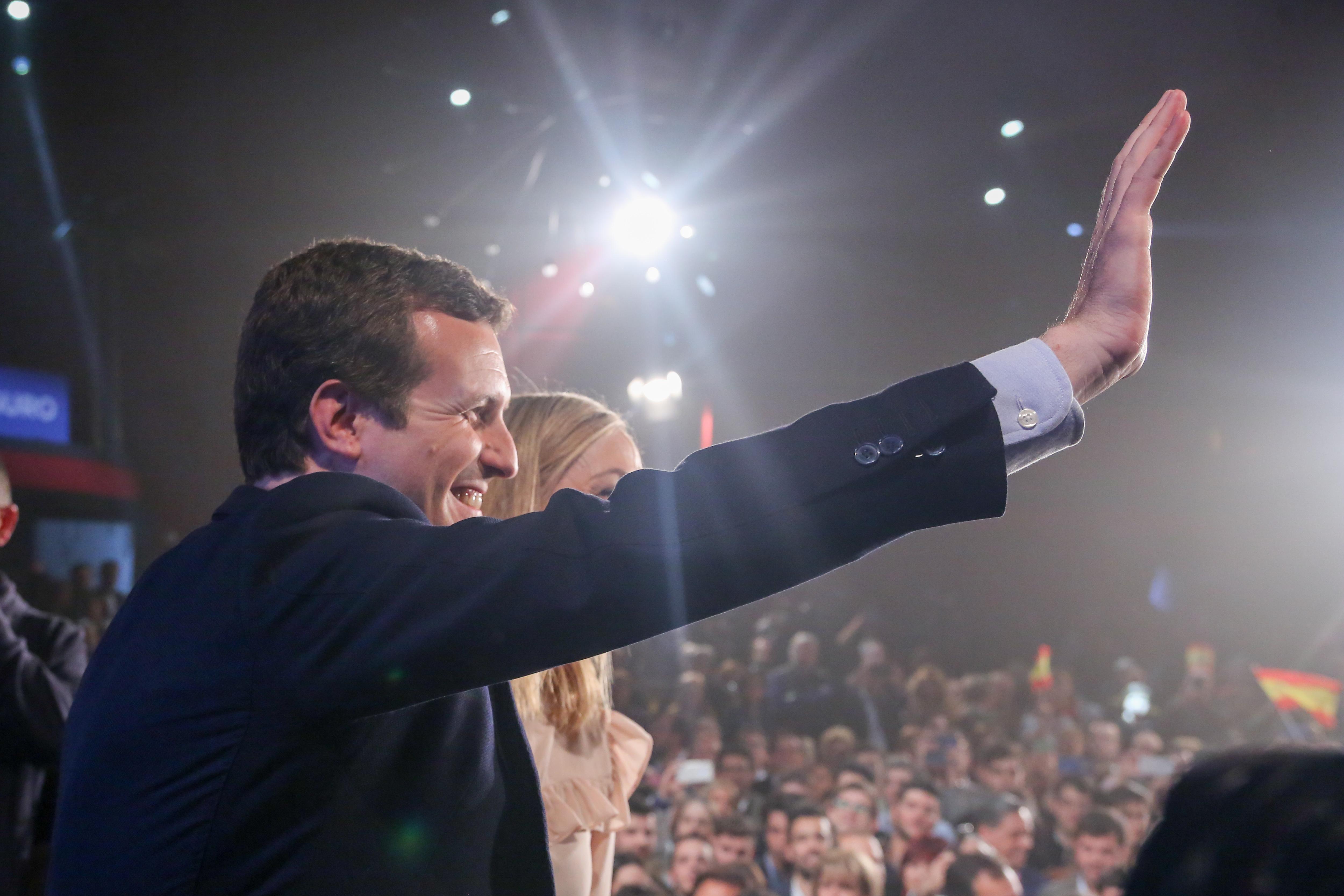 El presidente del PP Pablo Casado saluda en la llegada al acto que da inicio a la campaña