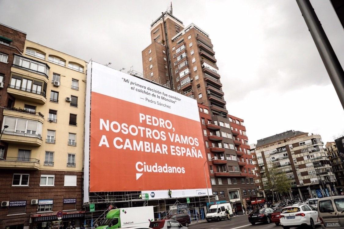 Cartel electoral de Ciudadanos contra Pedro Sánchez en la avenida de América de Madrid