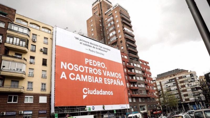 Cartel electoral de Ciudadanos contra Pedro Sánchez en la avenida de América de Madrid
