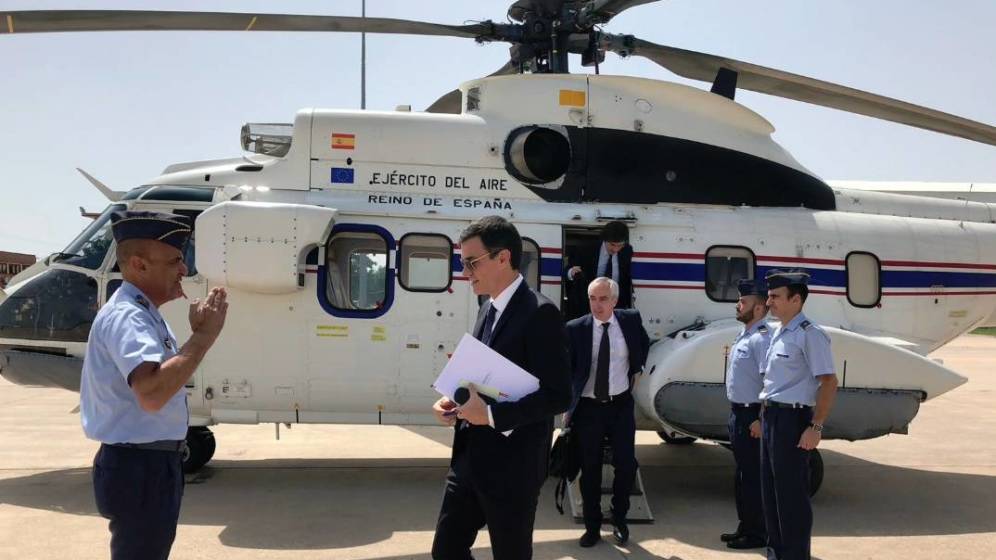 El presidente del Gobierno Pedro Sánchez ante un Super Puma del Ejército del Aire. Moncloa