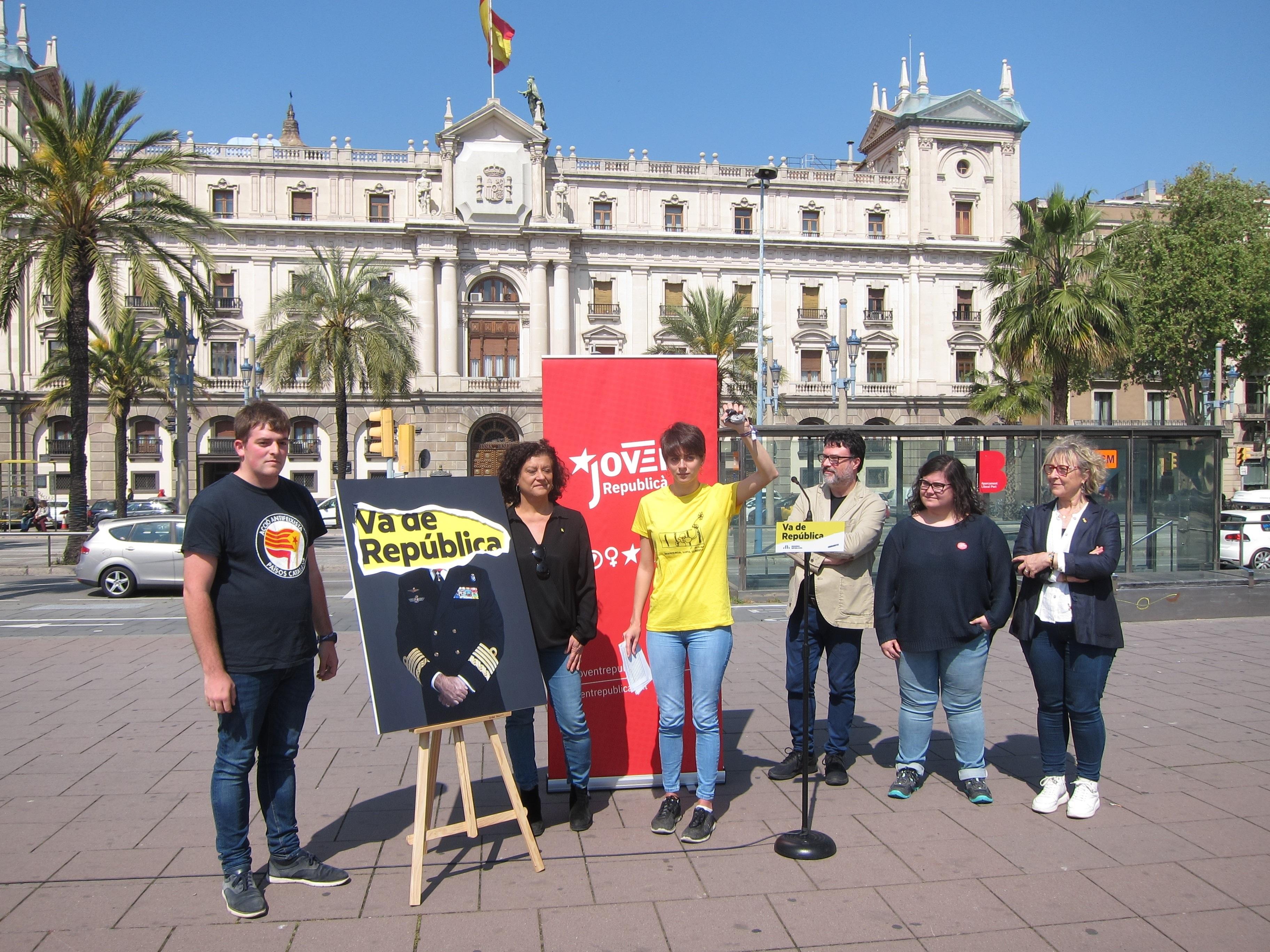 Marta Rosique protagoniza una rueda de prensa con una imagen de Felipe VI