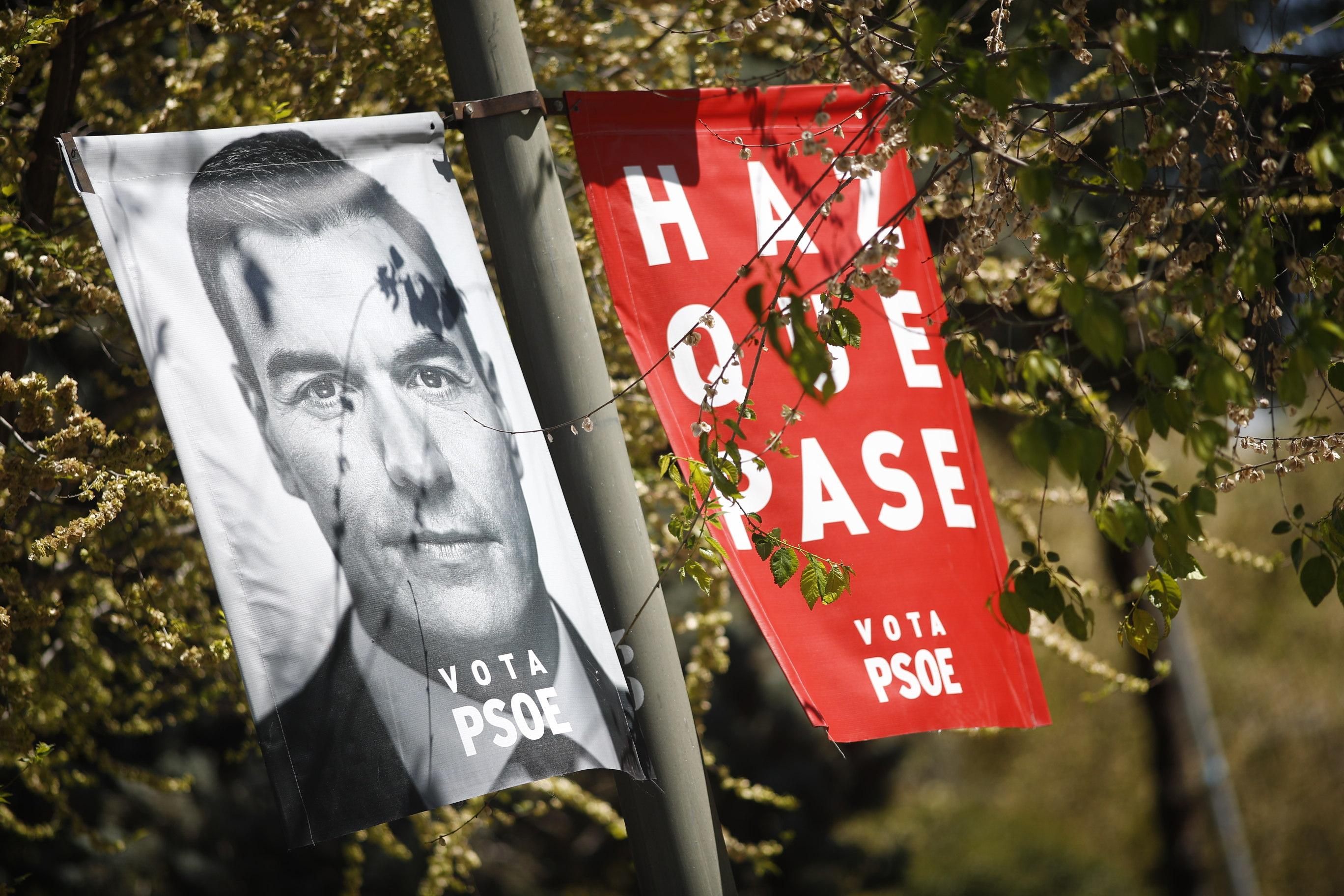 Cartel del PSOE en una farola de Madrid en el que aparece el secretario general del PSOE Pedro Sánchez donde se lee 'Haz que pase'. Europa Press.