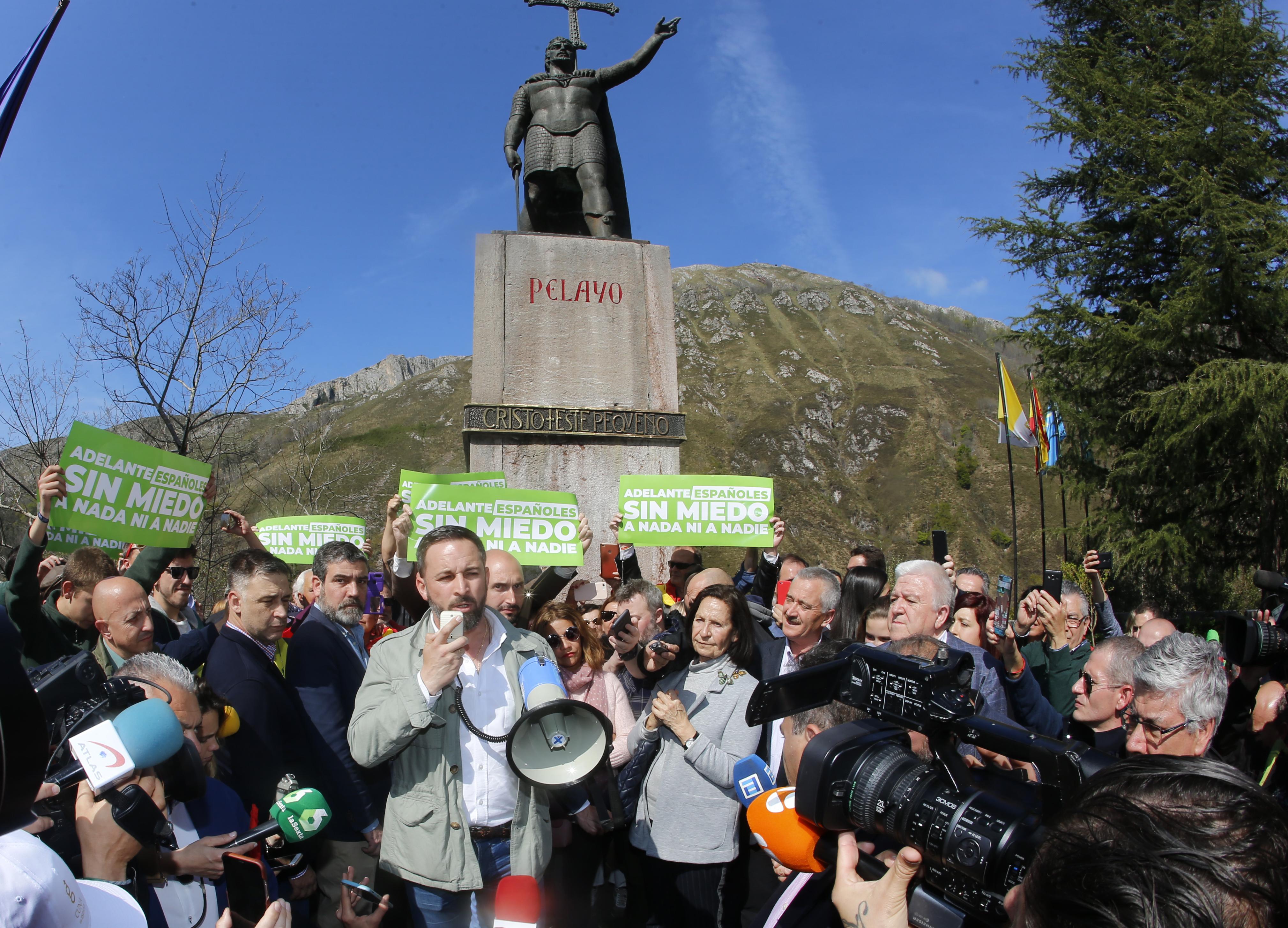 El candidato de Vox a la presidencia del Gobierno de España Santiago Abascal junto a la figura del rey Pelayo situada en la plaza de la Basílica de Covadonga 