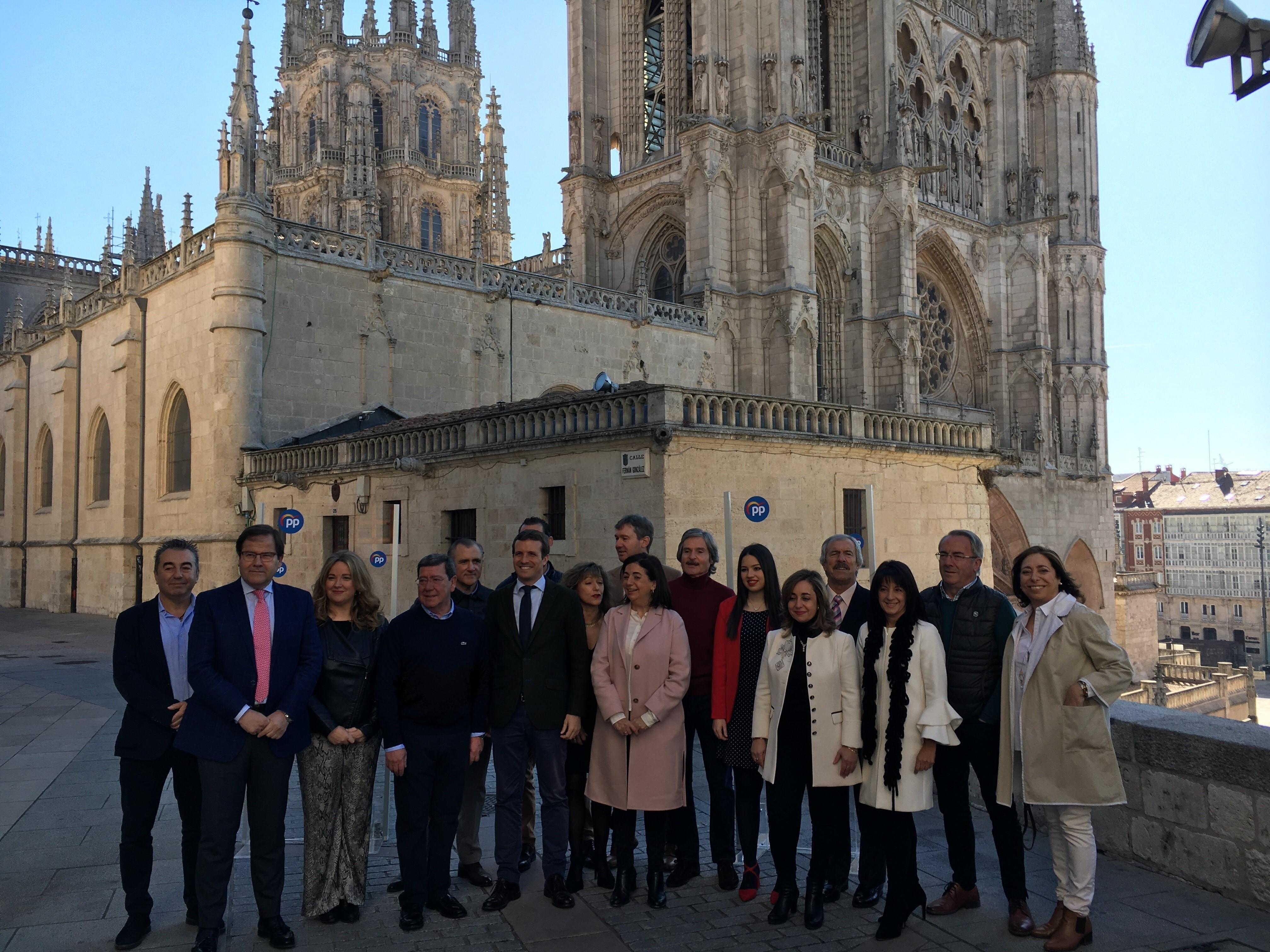 Casado junto con afiliados del PP en Burgos - EuropaPress 