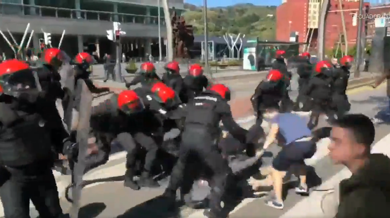 La Ertzaintza carga contra los concentrados en el Palacio Euskalduna de Bilbao. 