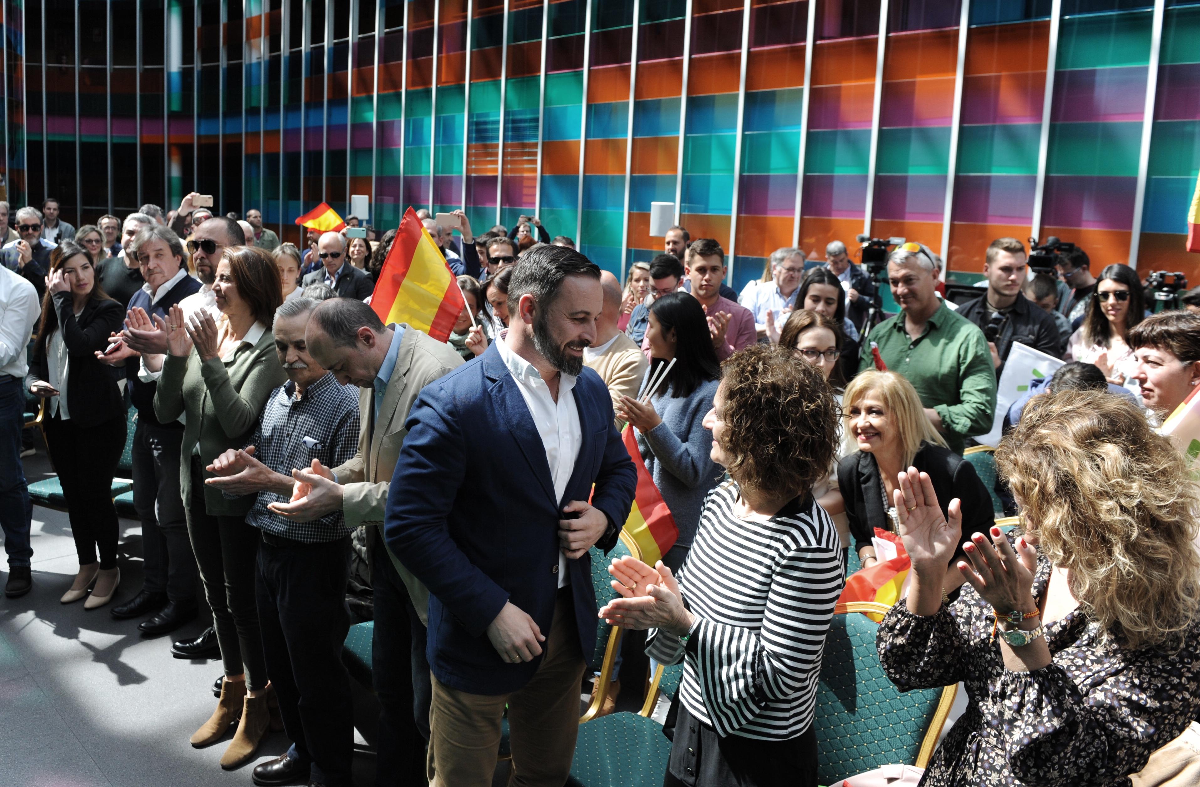 El presidente de Vox Santiago Abascal saluda a su madre María Isabel Conde Álvarez durante un acto del partido en Vitoria (Euskadi)  - EuropaPress 