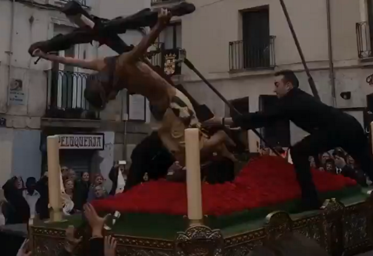 El Cristo de las Gotas se cae