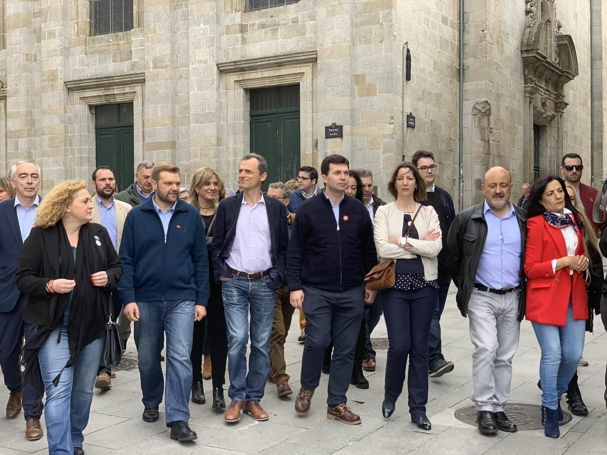 Pedro Duque en el centro de la foto acompañado de Gonzalo Caballero secretario xeral del PSdeG y Lara Méndez alcaldesa de Lugo