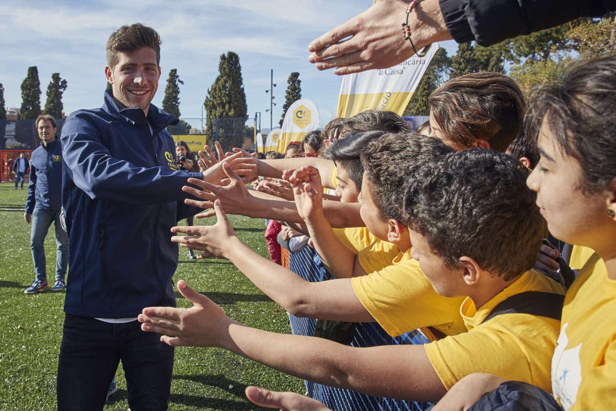 Sergi Roberto durante la inauguración de un nuevo Cruyff Court en Reus (Foto Cruyff Foundation)