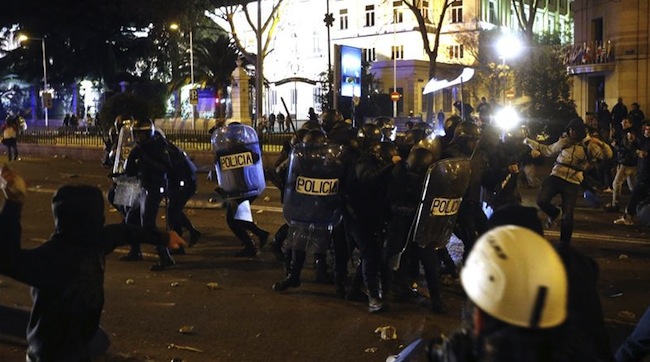 “El PP necesita imágenes de violencia para los telediarios. La Policía carga contra los manifestantes”