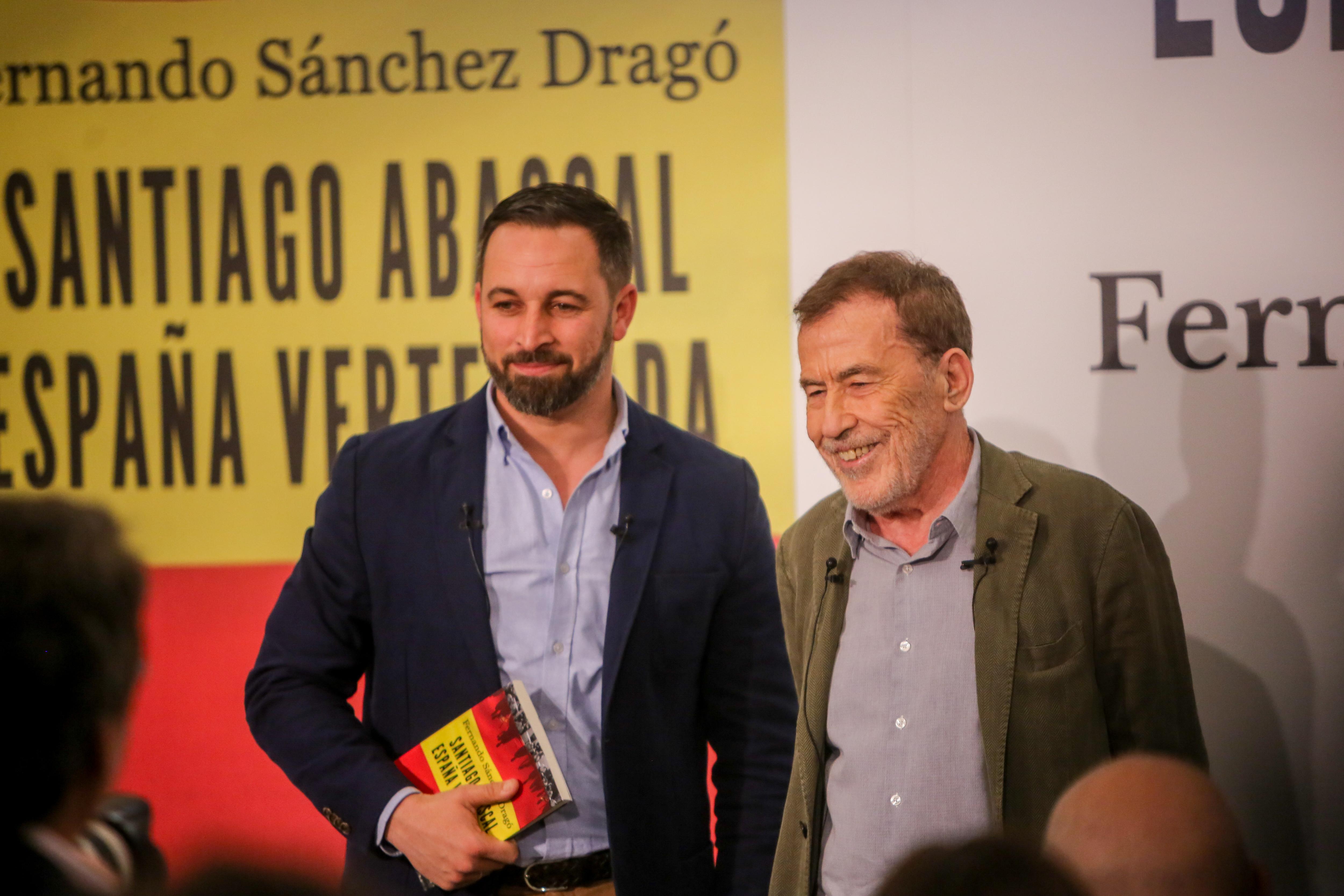 El presidente de Vox Santiago Abascal y el escritor Fernando Sánchez Dragó en la presentación del libro 'España vertebrada' (Europa Press)