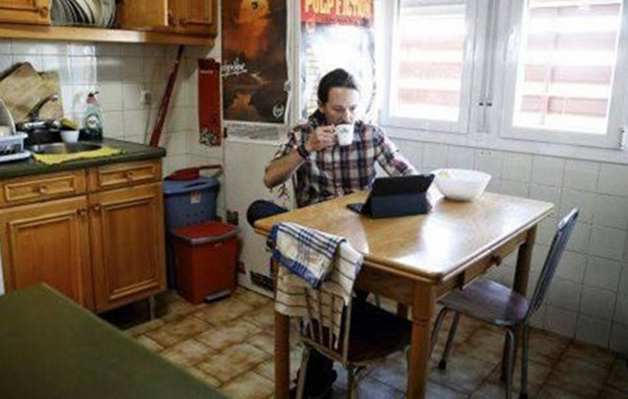 Pablo Iglesias en la cocina de su casa de Vallecas
