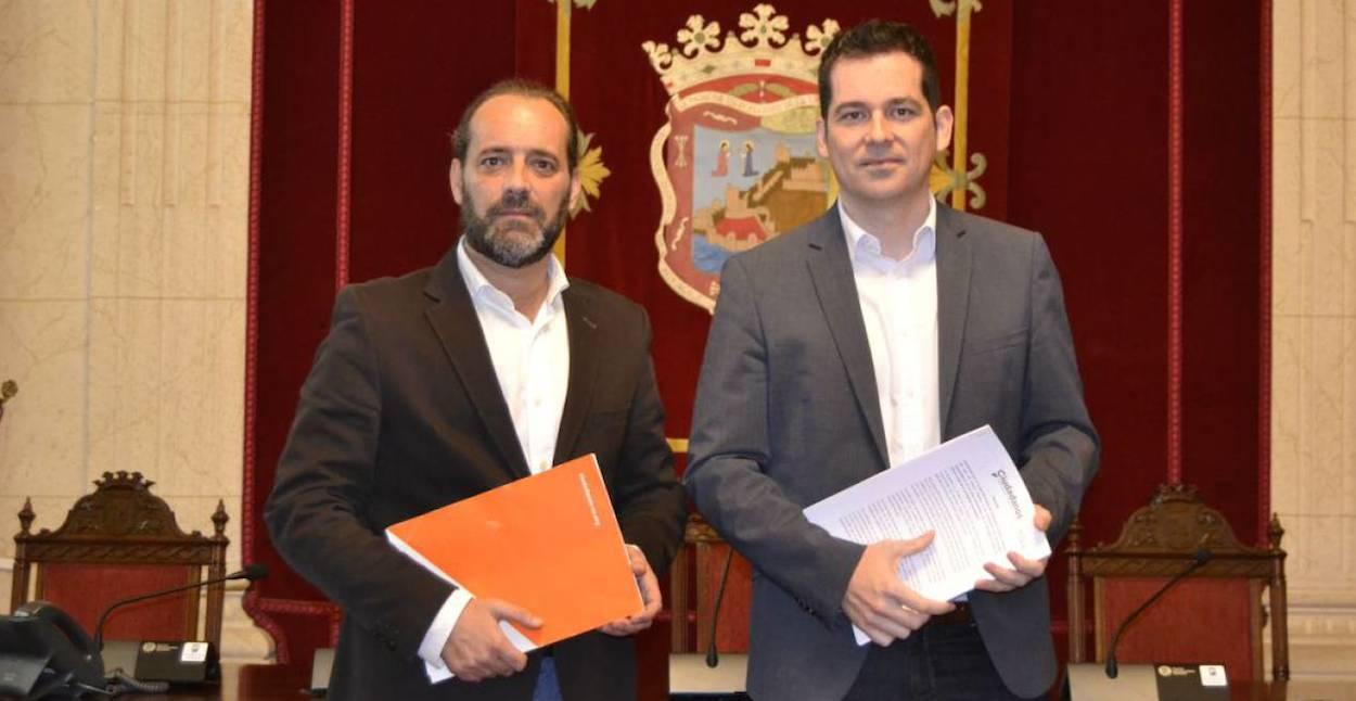 Los concejales naranjas Juan Cassá y Alejandro Carballo, firmantes de la 'histórica' moción. Cadena SER