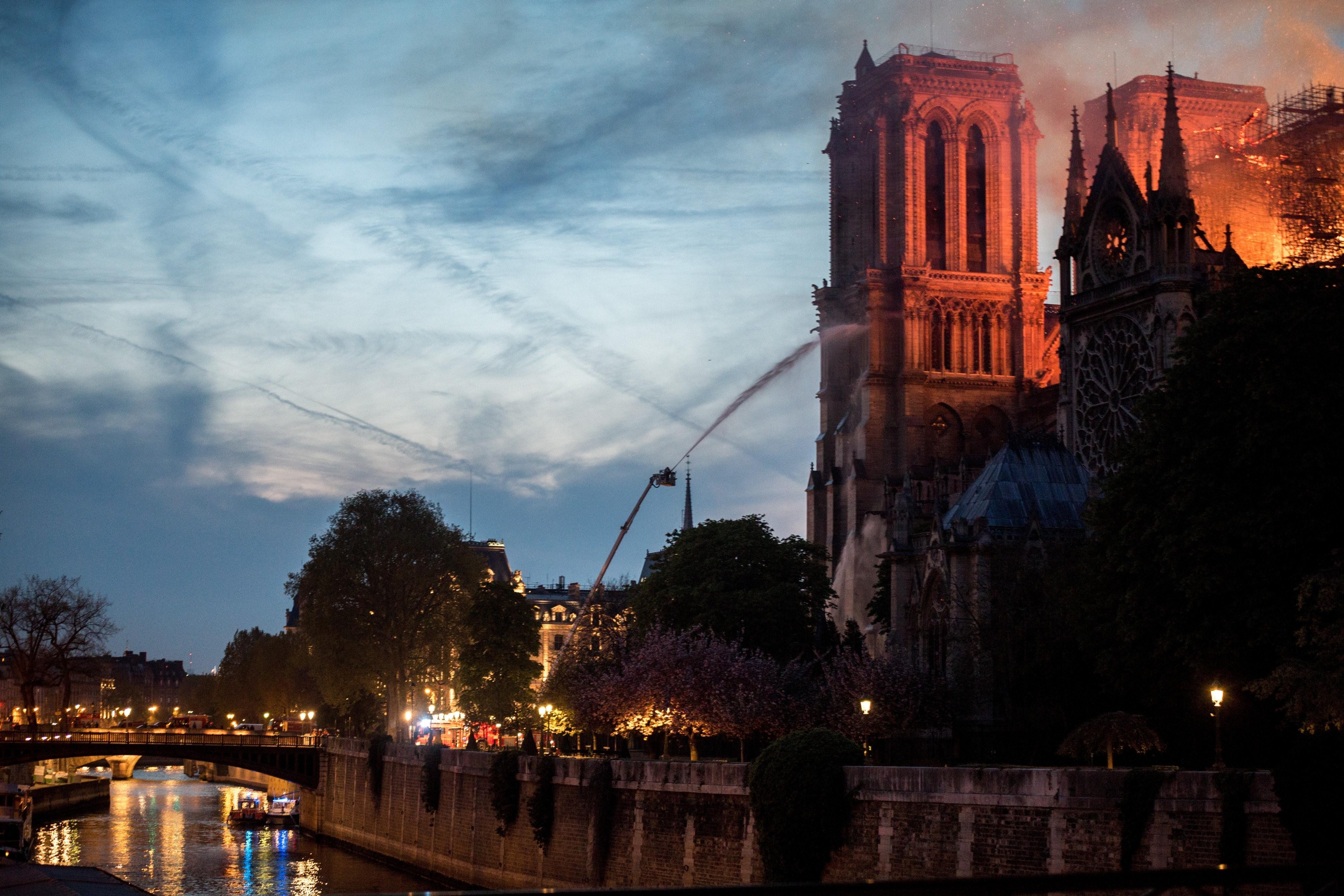 Los bomberos de París intentan apagar el incendio en la catedral de Notre Dame