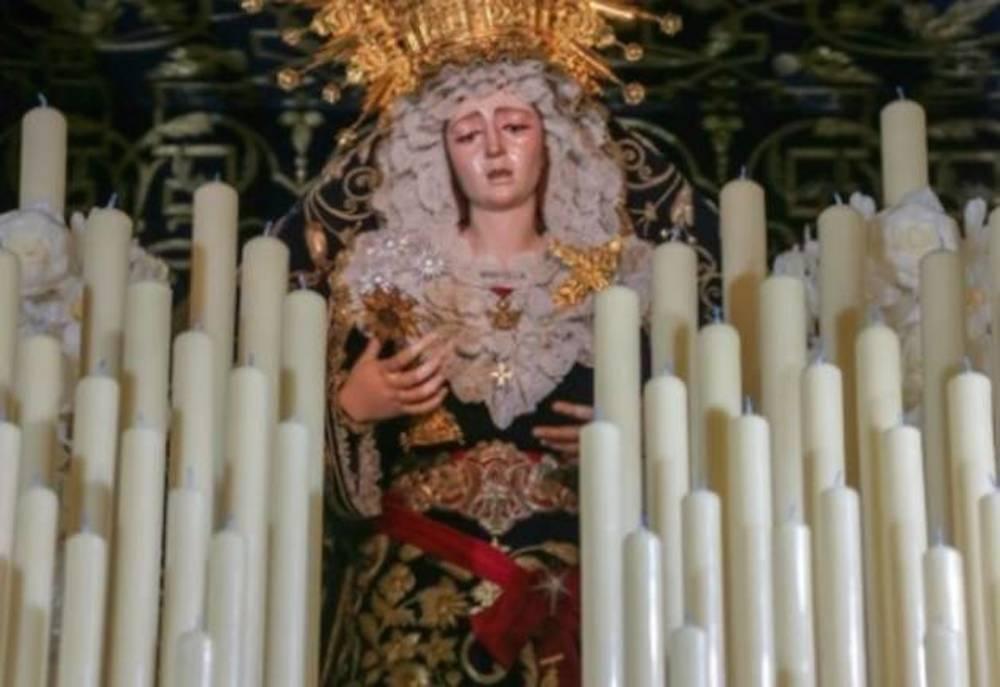 La Virgen de la Piedad, de la Hermandad del Baratillo, luciendo el fajín del dictador.