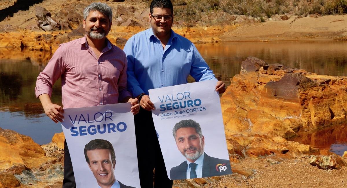 El cabeza de lista del PP por Huelva al Congreso de los Diputados, Juan José Cortés, y el presidente del PP de Villarrasa, Arturo Alpresa
