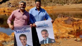 El cabeza de lista del PP por Huelva al Congreso de los Diputados, Juan José Cortés, y el presidente del PP de Villarrasa, Arturo Alpresa