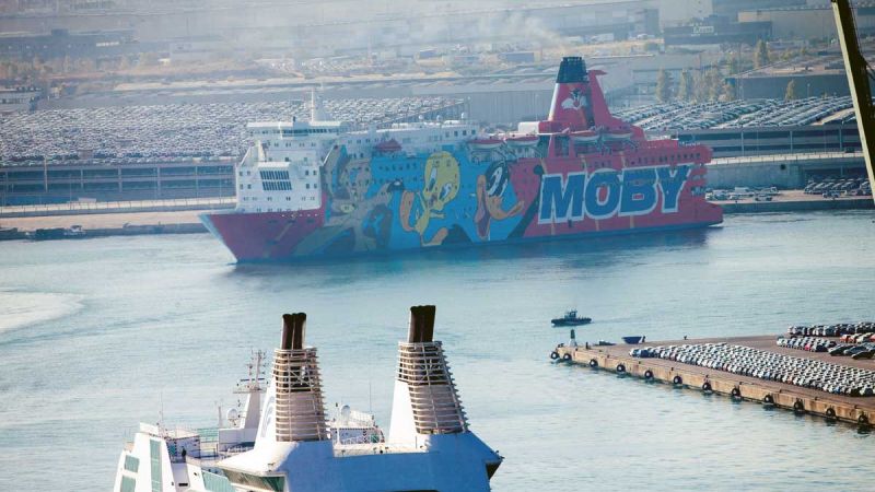 Imagen del barco Piolín, donde se alojaron policías y guardias civiles, abandonando el puerto de Barcelona