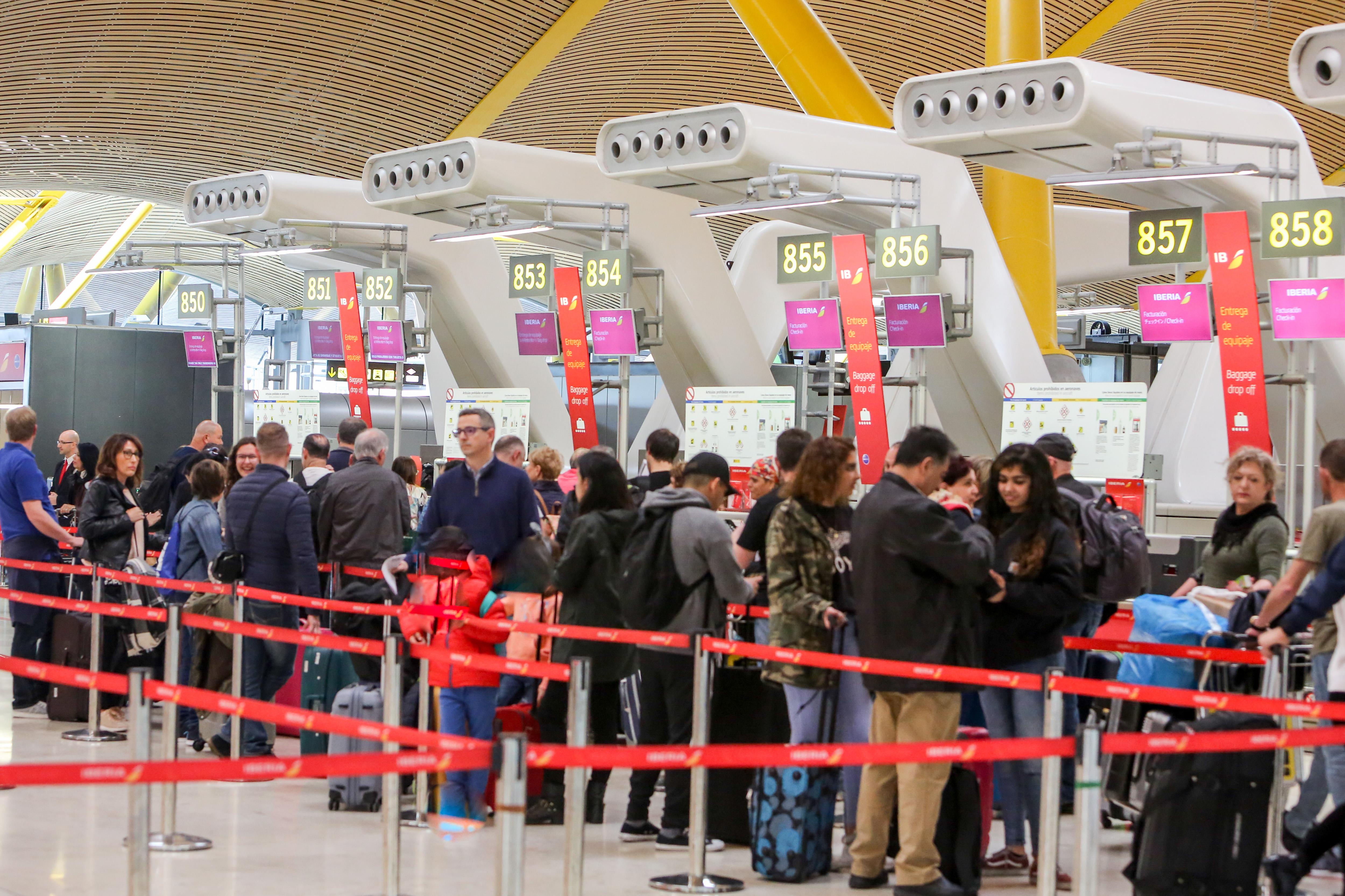 Personas esperan en las ventanillas de la compañía aérea Iberia a que les den una solución ante la huelga - Ricardo Rubio Europa Press