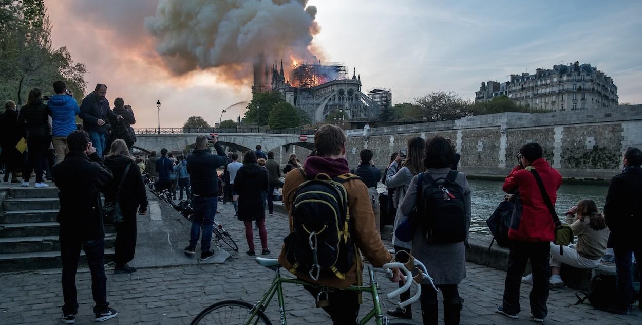 Vecinos y turistas contemplan desolados cómo las llaman devoran Notre Dame. CONTACTO