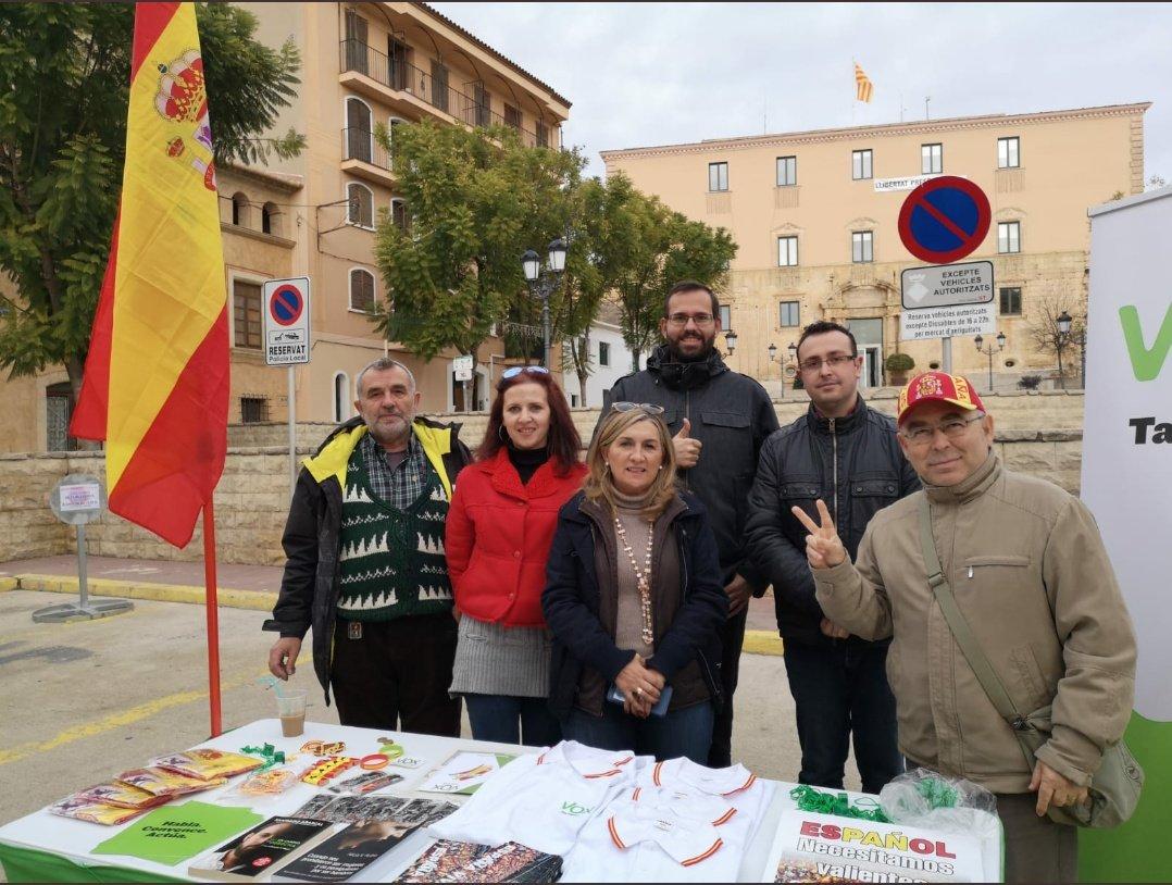 Jordi Fernández Martínez (2 por la derecha), con otros seguidores de Vox en Torredembarra (Twitter)