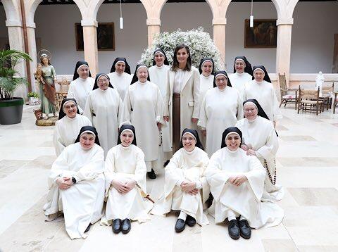 La reina Letizia junto a las monjas dominicas de Lerma