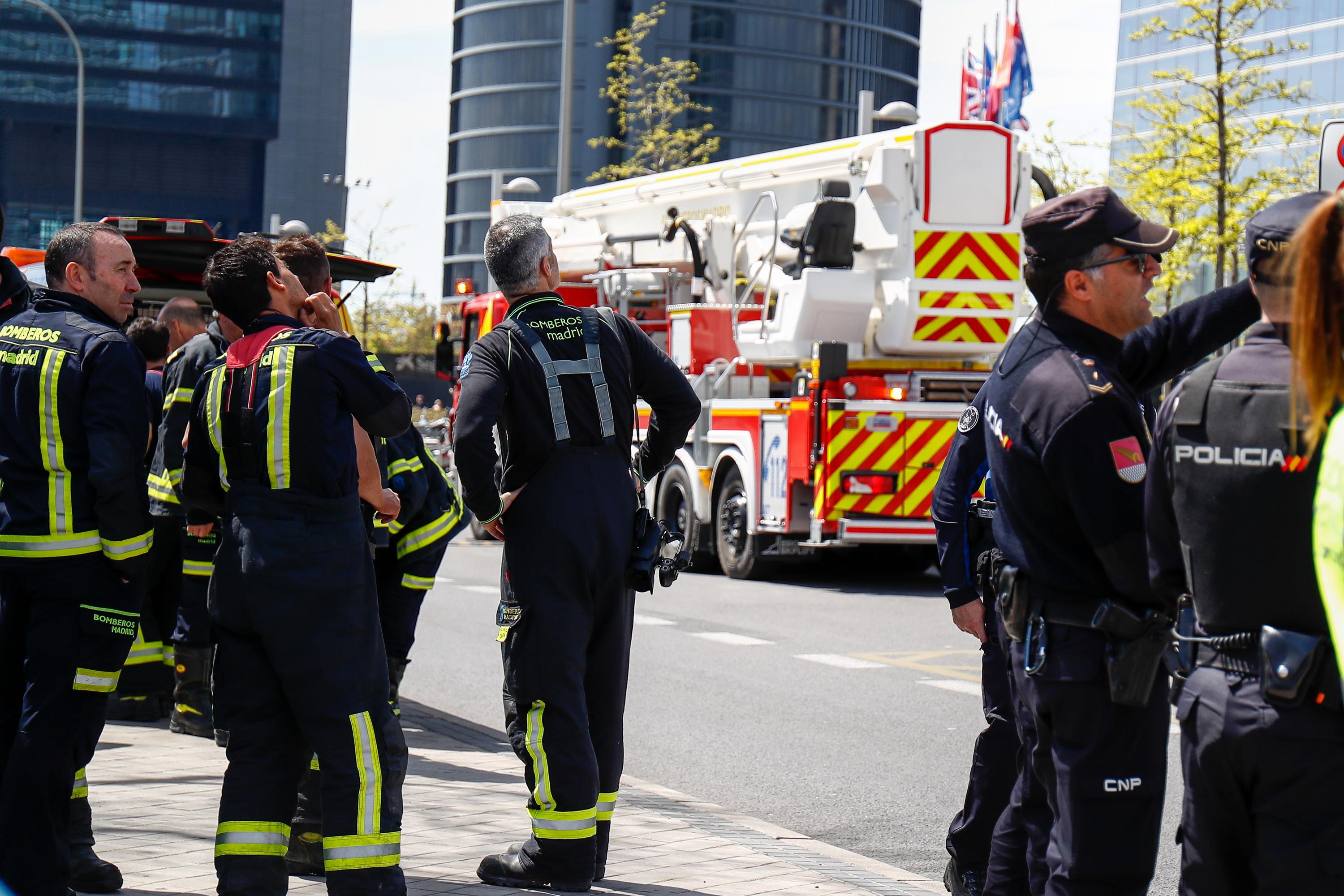 Agentes de la Policía Nacional y bomberos en las inmediaciones de la Torre Espacio. EP